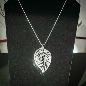 ☃️ Leaf Pendant Necklace